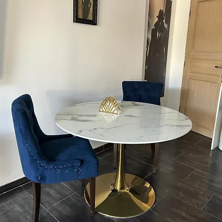 Elegant Proche Paris - *